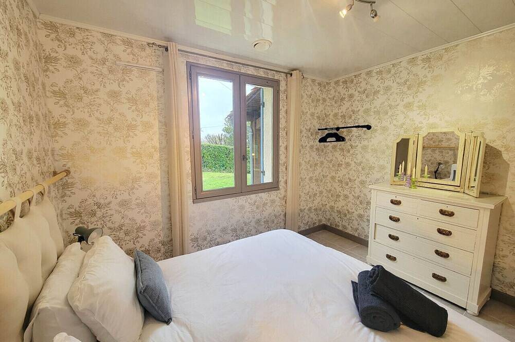 Charmant gîte avec piscine, climatisation, vue et Wifi haut débit in La Sauvetat-du-Dropt, Région de Marmande