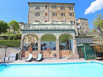 Bauernhof für 31 Personen, mit Balkon/Terrasse und Terrasse in Italien