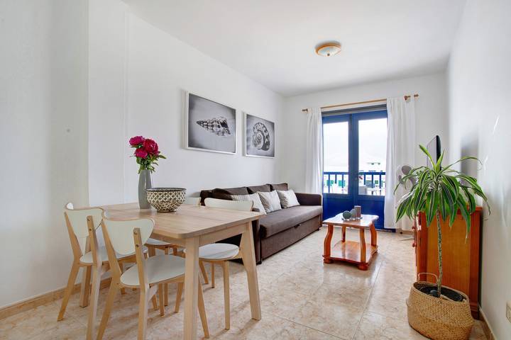 Ganze Wohnung, Geräumiges Haus "Casa el Pueblo" mit WLAN und Balkon; Parkplätze vorhanden, Haustiere erlaubt in Famara Beach, Teguise