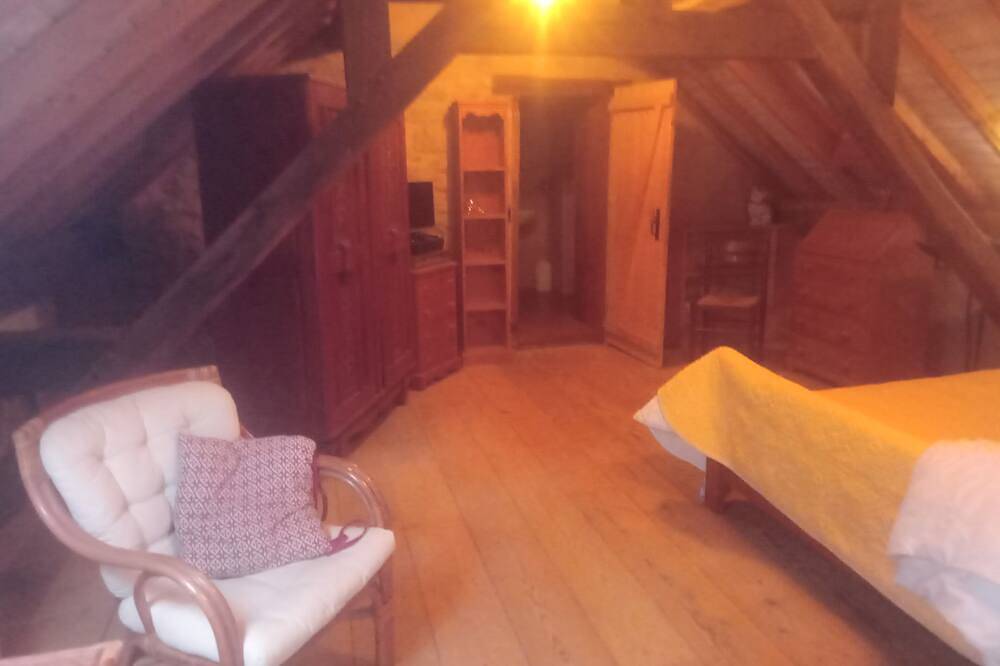 Gite:bedroom with bathroom, pantry, kitchen in Lurcy-Lévis, Allier