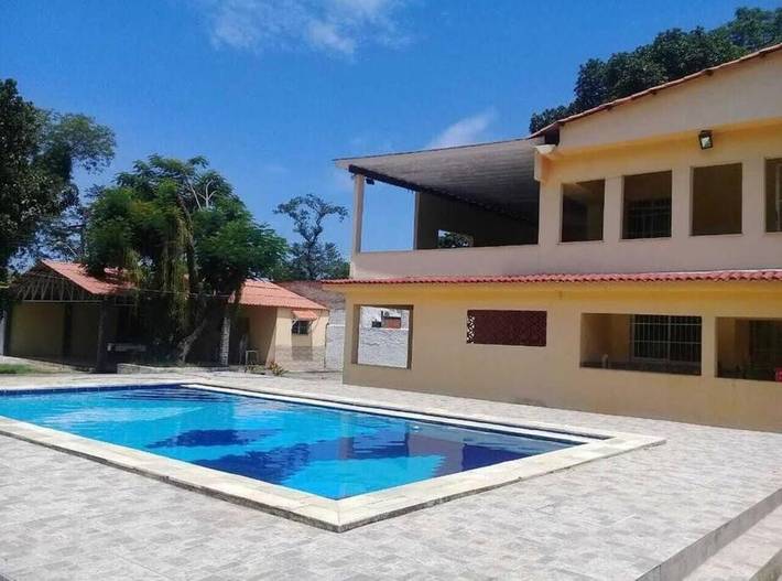 Casas e apartamentos de temporada para 15 pessoas, com terraço e piscina e ainda jardim, com animais de estimação em Magé
