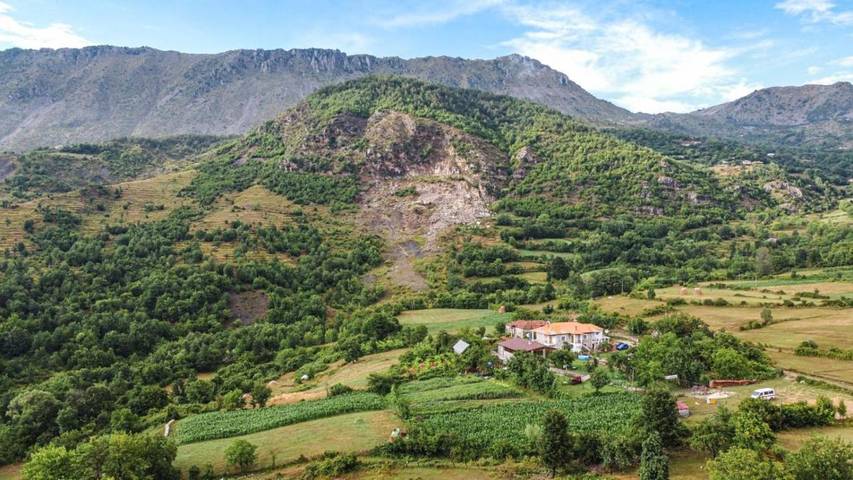 Agriturismo per 3 persone, con Balcone e Terrazza nonché Giardino e Panorama in Albania