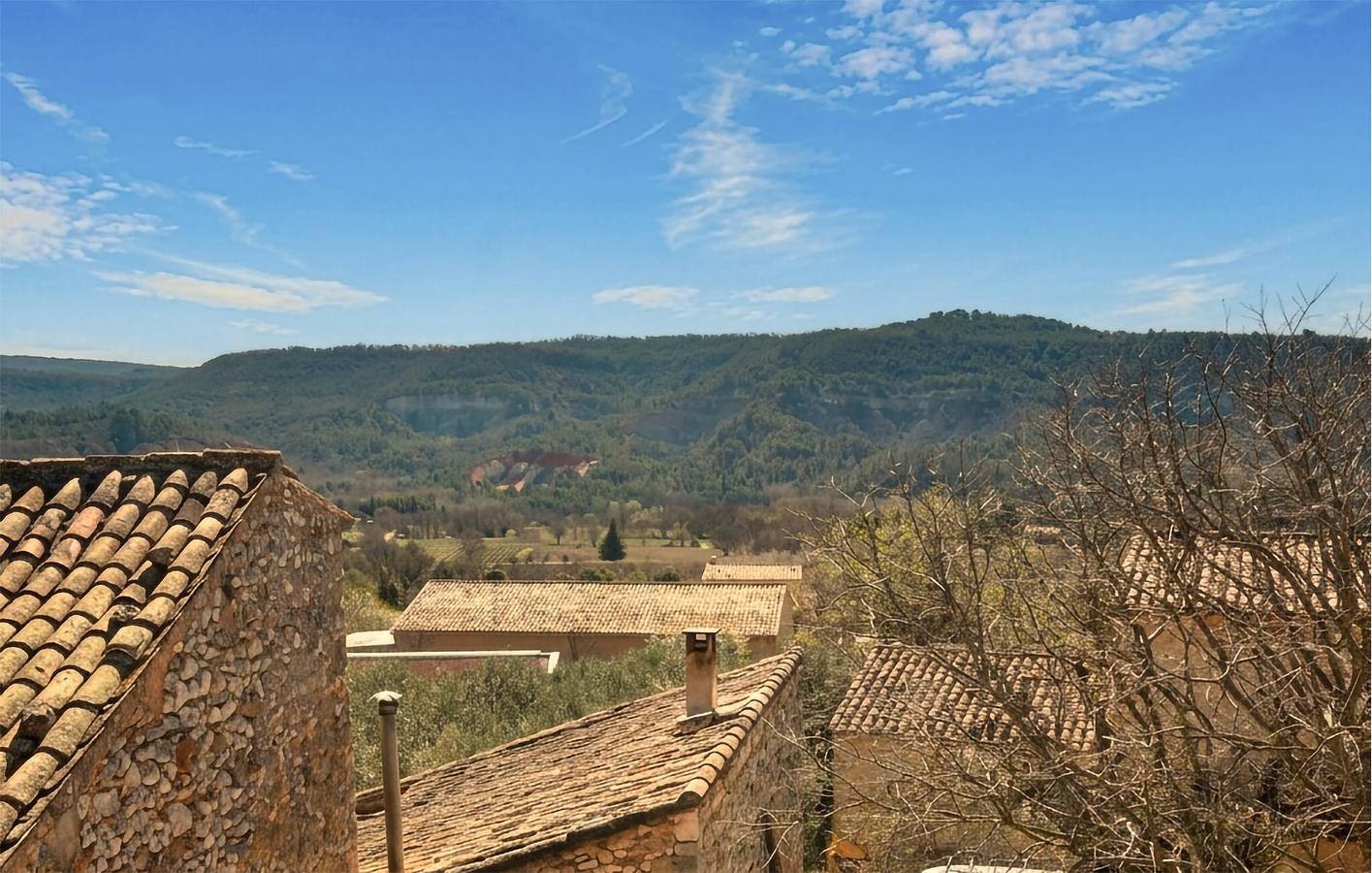 Encantador apartamento de un dormitorio con jardín, wifi y a pocos pasos del centro de Rustrel in Rustrel, Parque natural regional del Luberon