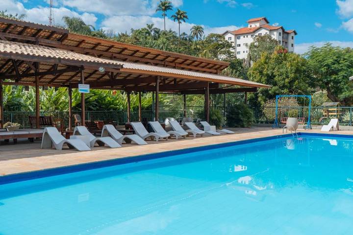 Pousadas para 4 pessoas, com terraço e piscina e ainda jardim em Lindoia