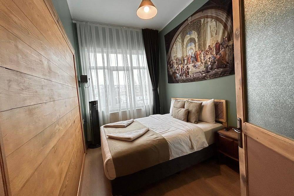 Golden Horn Gem: 3-Bedroom Apartment with Scenic Terrace and Seaside Location in Fatih, Istanbul