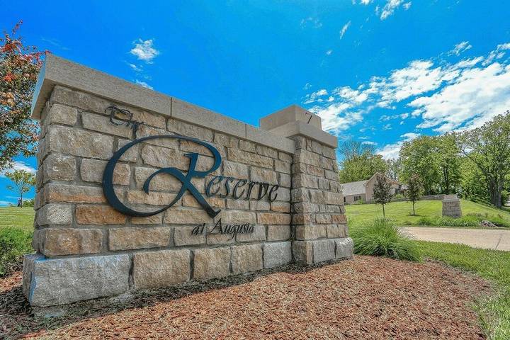 Vacation rental for 10 people, with terrace and yard in St. Charles County