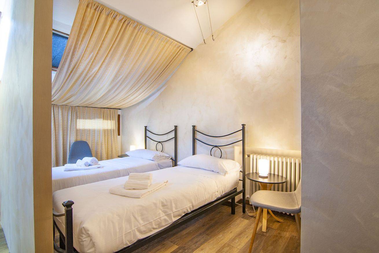 Entire apartment, Charming and spacious apartment, two stones' throw from the Arena, suitable for romantic couples, families and groups of up to 7 people. in Centro Storico di Verona, Verona