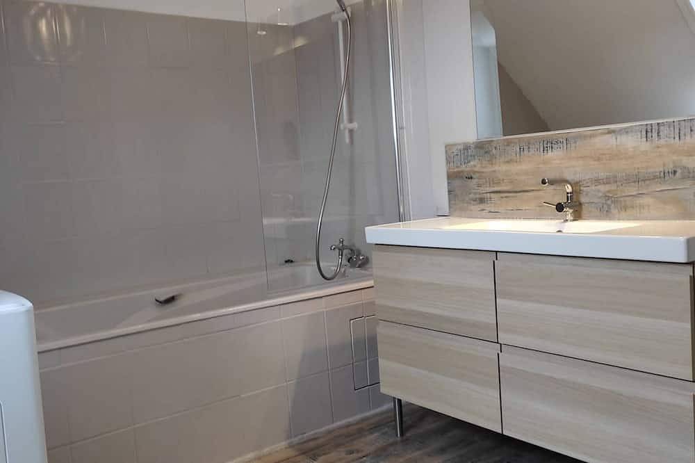 Ganze Wohnung, Raised apartment 1st floor in Landéda, Brest und Umgebung