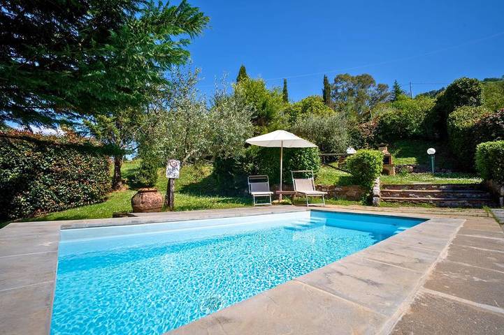 Cottage for 4 people, with garden and hot tub in Tuscany