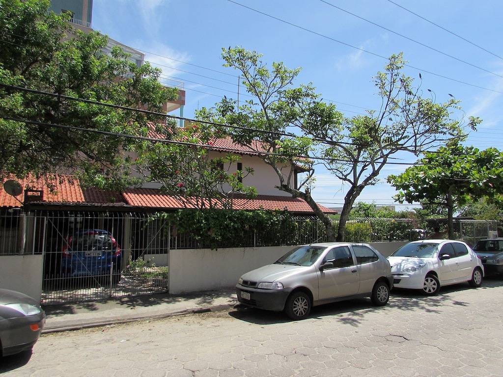 Casa Praia Gaivotas 100m from the sea, with large garden. in Ingleses do Rio Vermelho, Florianópolis