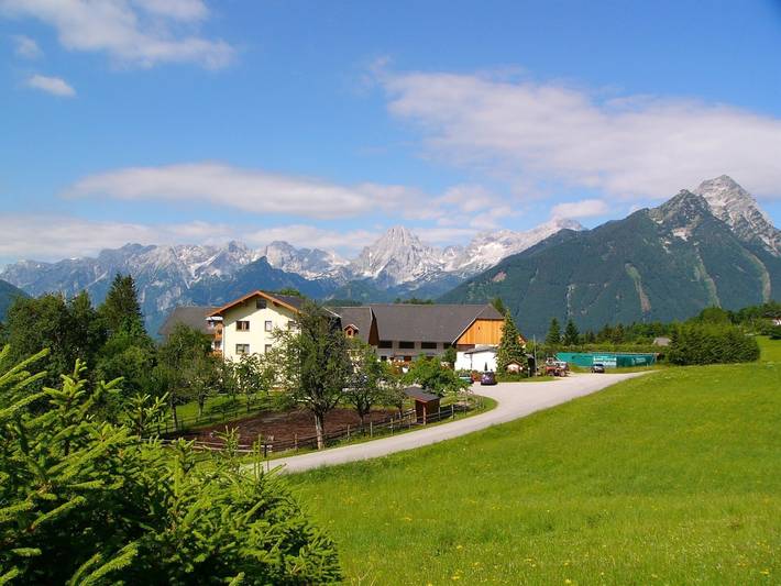 Ferienwohnung für 5 Personen, mit Balkon und Terrasse sowie Garten und Pool in Vorderstoder
