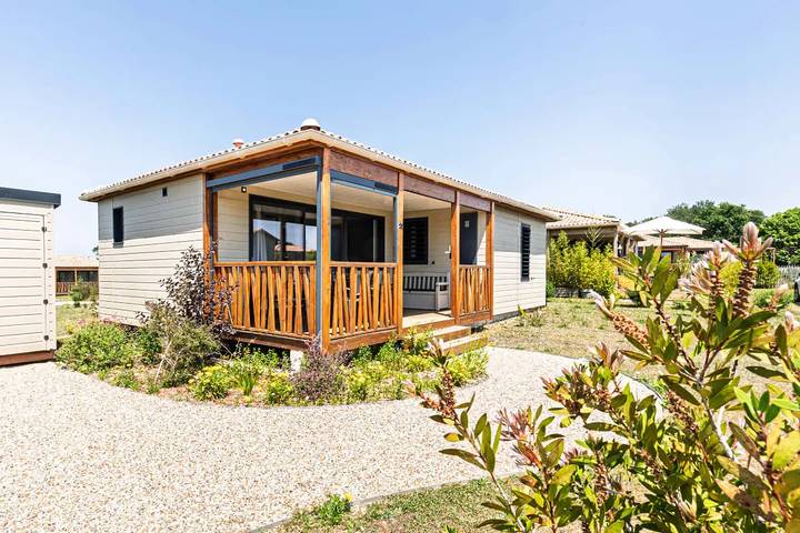 Maison de vacances pour 4 personnes, avec Balcon et Terrasse ainsi que Piscine et Sauna à Saubrigues