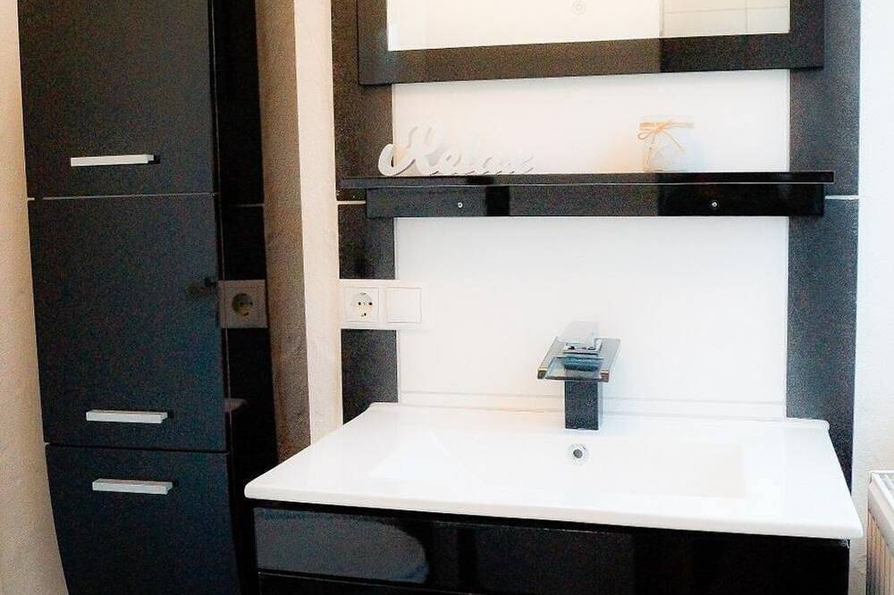 2-Bett-Appartement Black Beauty, Dusche/Wc - Apartments Lilienhof in Burg Eltz, Münstermaifeld