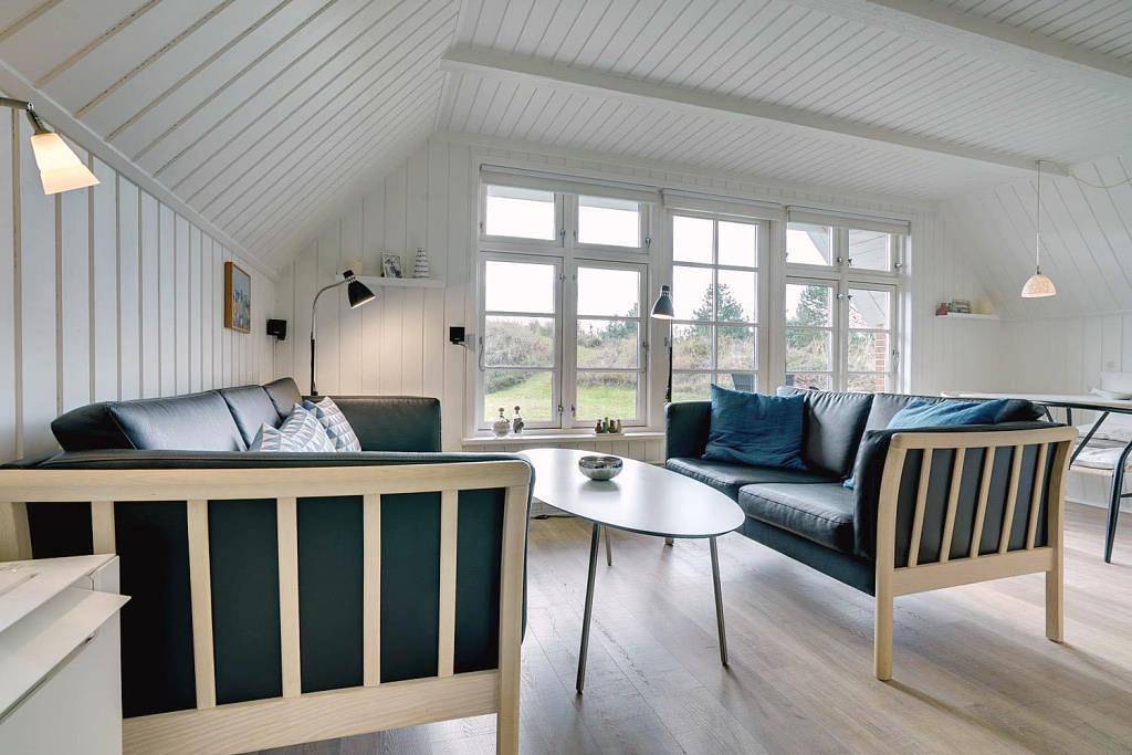 Geschmackvoll eingerichtete Steinferienhaus mit Strohdach in Henne, Filsø See