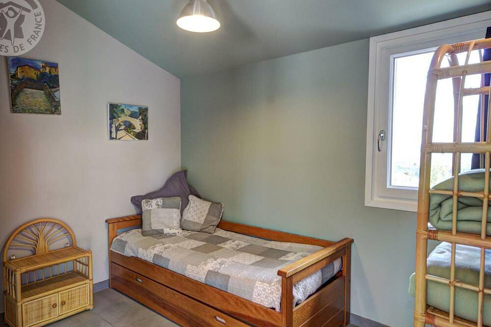 Gîte confortable à Genilac avec terrasse et jardin, idéal pour 2 personnes in Genilac, Parc Naturel Régional du Pilat