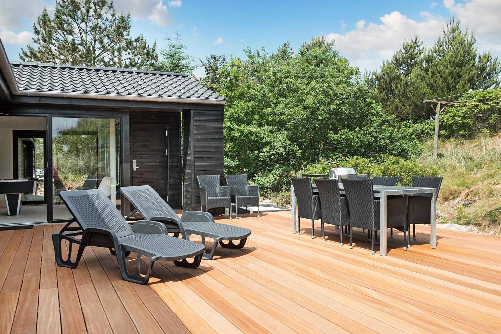 Auf einem Dünengrundstück gelegenes Ferienhaus mit hohen Decken in Henne, Varde