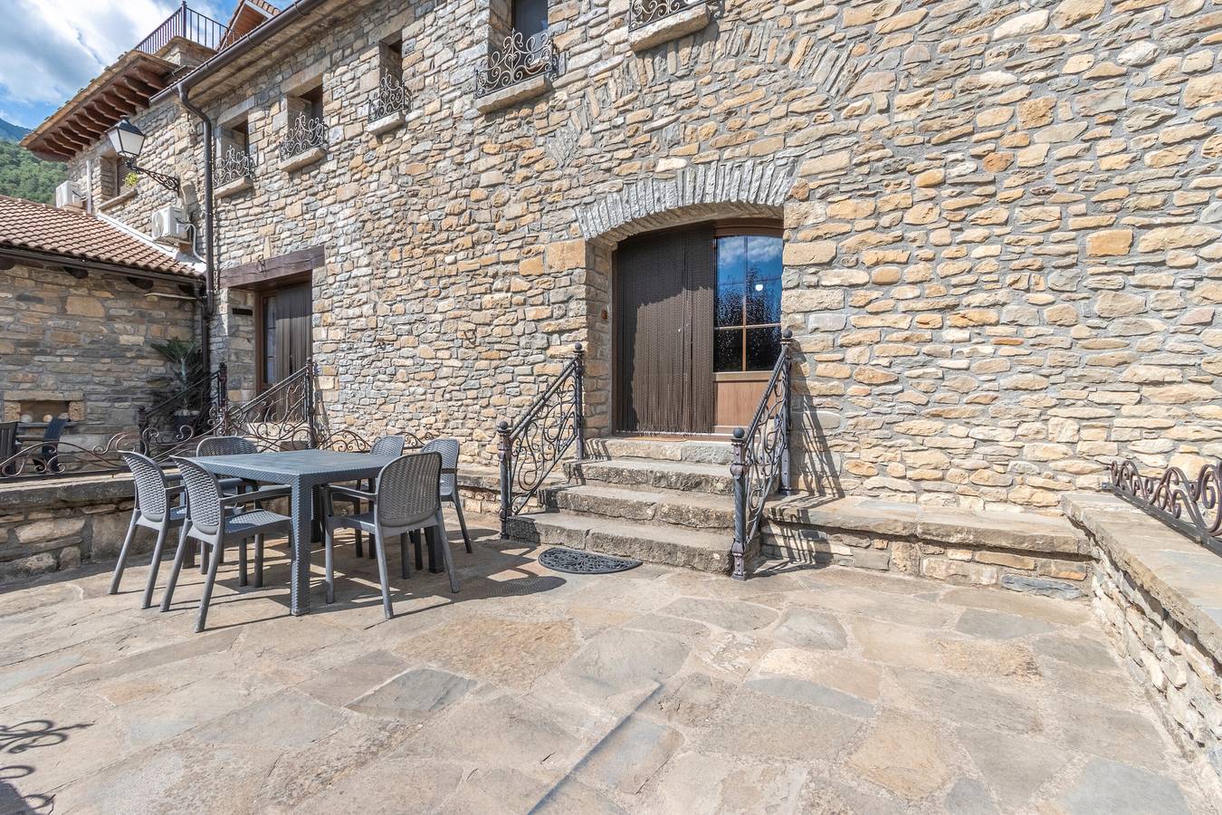 Entire apartment, Apartment 'Galamín' with Mountain View, Private Terrace and Wi-Fi in Fiscal, Spanish Pyrenees