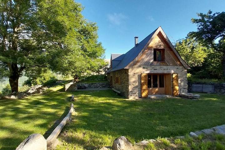 Location de vacances pour 10 personnes, avec jardin à Loudervielle