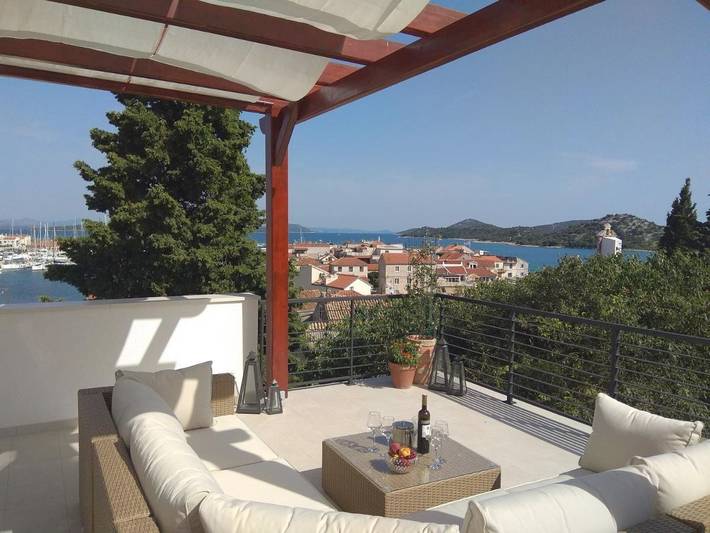 Villa pour 7 personnes, avec jardin et vue à Tribunj