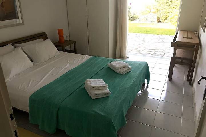 Appartement entier, Beautiful Villa Apartment by the Sea with Garden & Deck. in Sporades