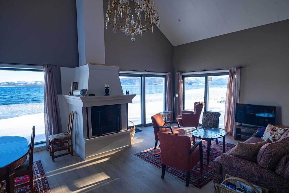 Unique home by the sea. 10 meters from shore-line. Exceptional in Bodø