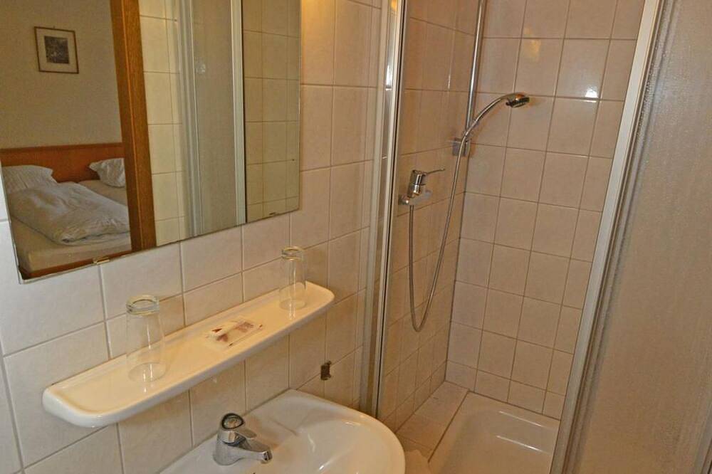 Doppelzimmer C / Economy, Dusche/Wc, 1 Schlafraum - Weinhaus Hehner-Kiltz in Waldböckelheim, Landkreis Bad Kreuznach