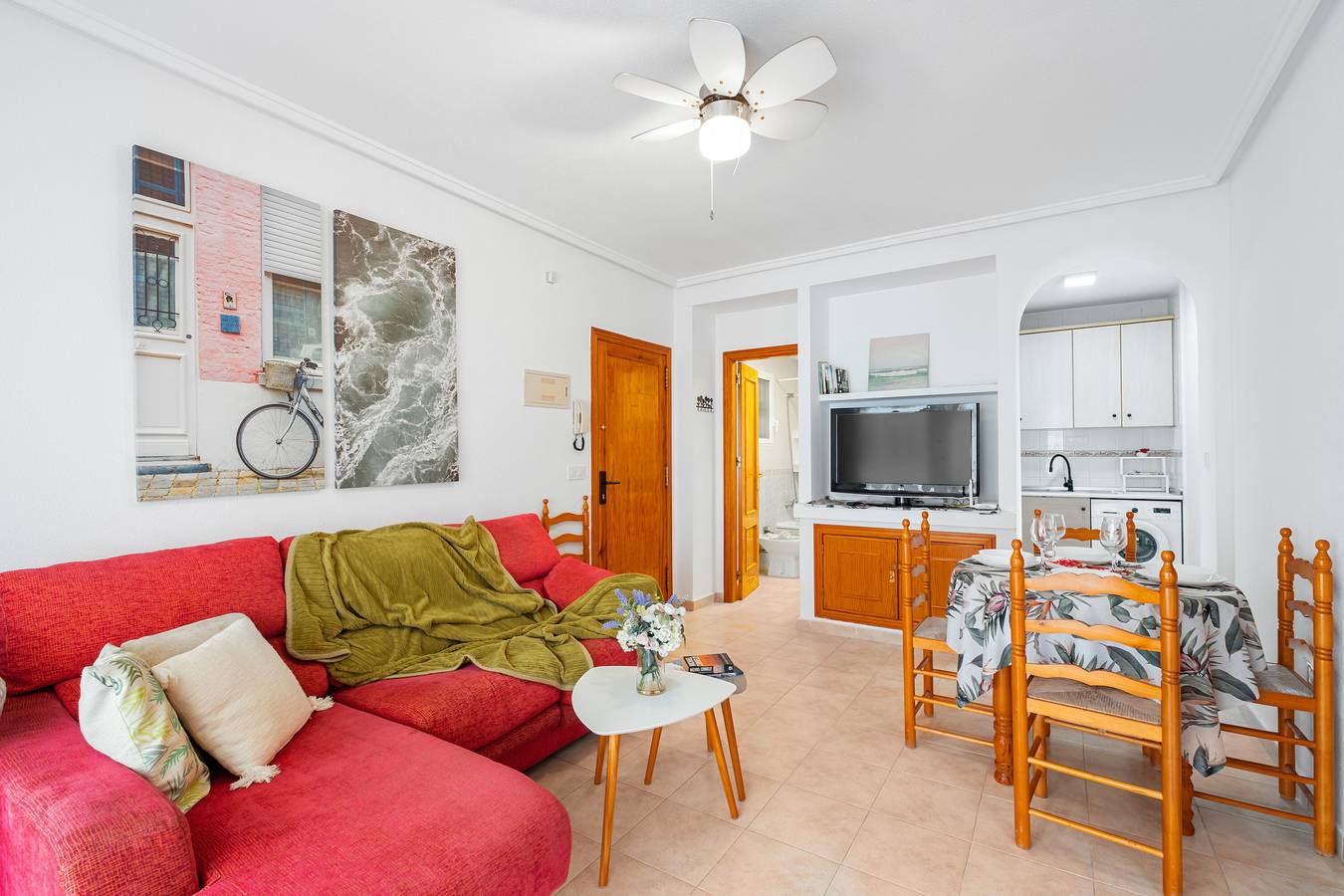 Apartamento entero, Apartamento 'Buen Ambiente' con piscina compartida, jardín compartido y Wi-Fi in La Zenia, Orihuela