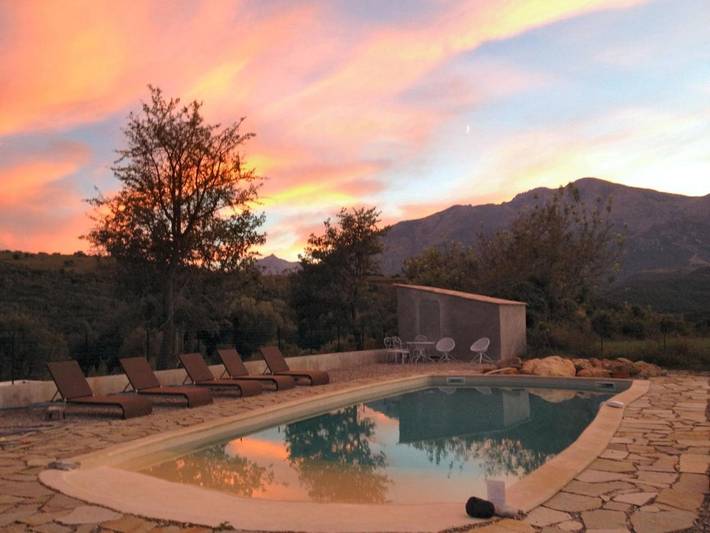 Gîte pour 4 personnes, avec piscine ainsi que jardin et vue dans Favalello De Bozio