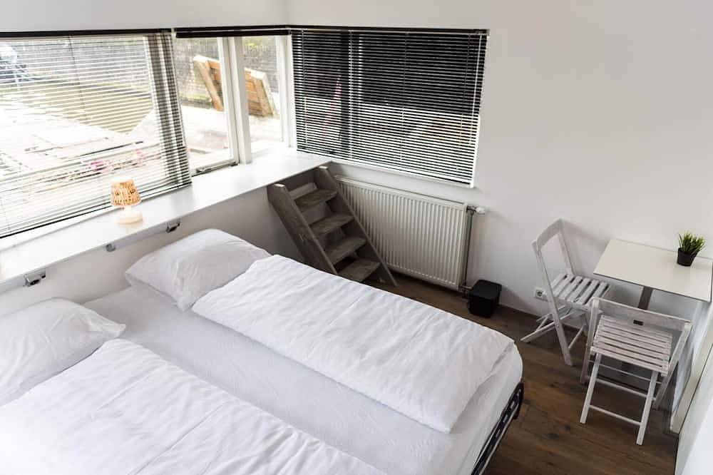 Houseboat next to Amstel in the City Centre (1br) in Dutch Coast