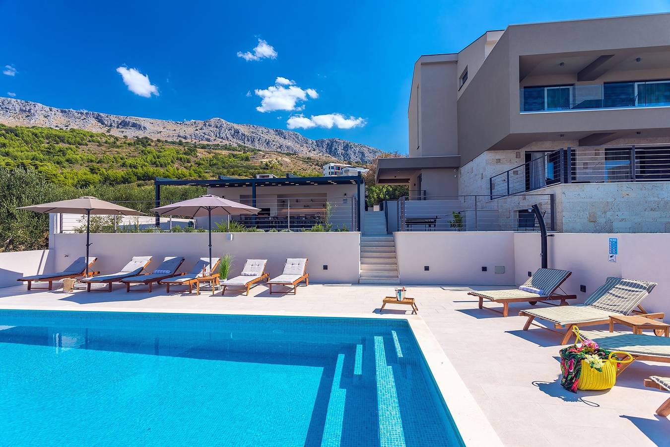 Geräumige Villa mit 7 Schlafzimmern, privatem Pool und Meerblick in Podstrana in Podstrana, Split-Dalmatien