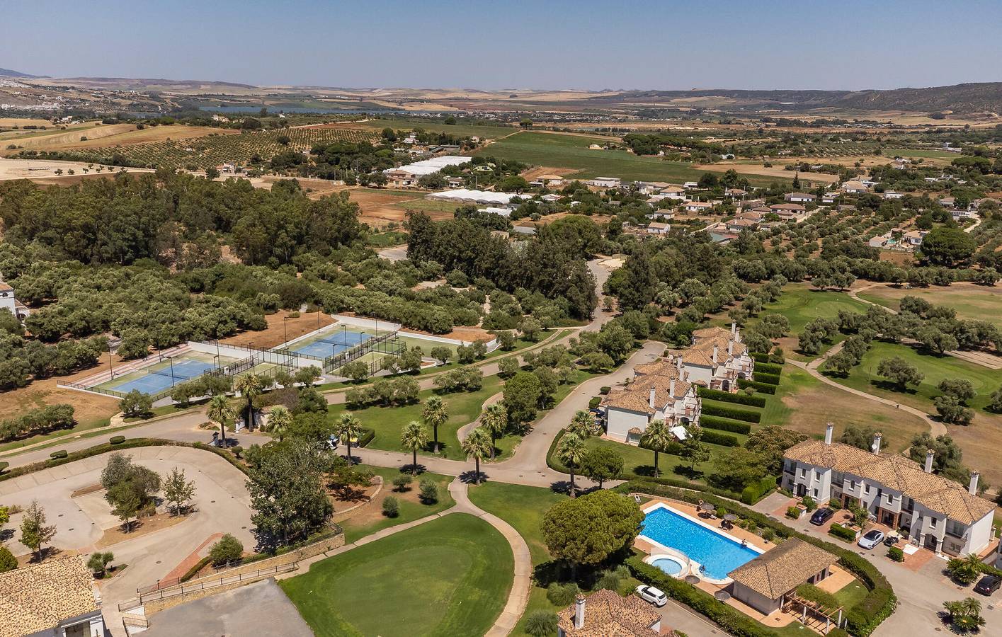 Sunset Haven: Luxe Apt mit Pool & Garten in Arcos de la Frontera, Pueblos Blancos