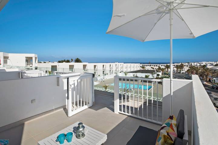 Appartement entier, Appartement Penthouse Exclusif Senator Isla De Lobos Ii avec vue sur mer, piscine partagée et Wi-Fi. in Costa Teguise, Teguise