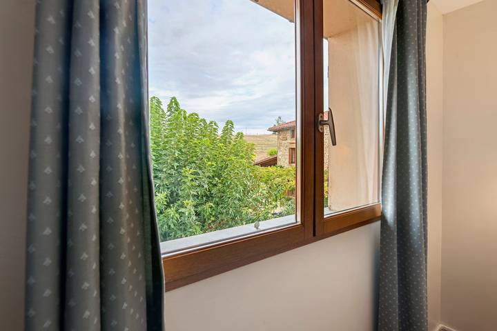 Bed and Breakfast 'Chevreuil' with Shared Pool, Shared Garden and Wi-Fi in Hauterives, Valence region