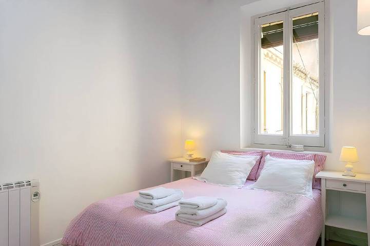 Entire apartment, Tranquil & Cozy with balcony! Plaça Catalunya. Ri. in Barcelona Centre, Barcelona