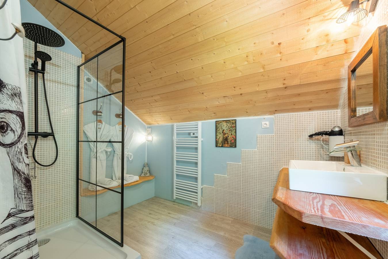 Chambre d'hôtes « La Grange Du Kerala - Chambre » avec vue montagne, terrasse partagée et Wi-Fi in Ban-sur-Meurthe-Clefcy, Parc naturel régional des Ballons des Vosges