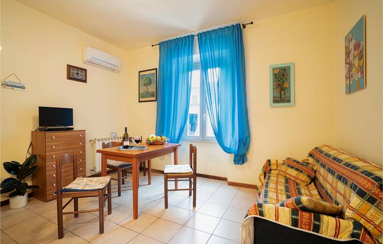 Appartement de vacances entier, 2km de la plage : Appartement avec parking, climatisation, jardin et Internet in Lido di Camaiore, Camaiore
