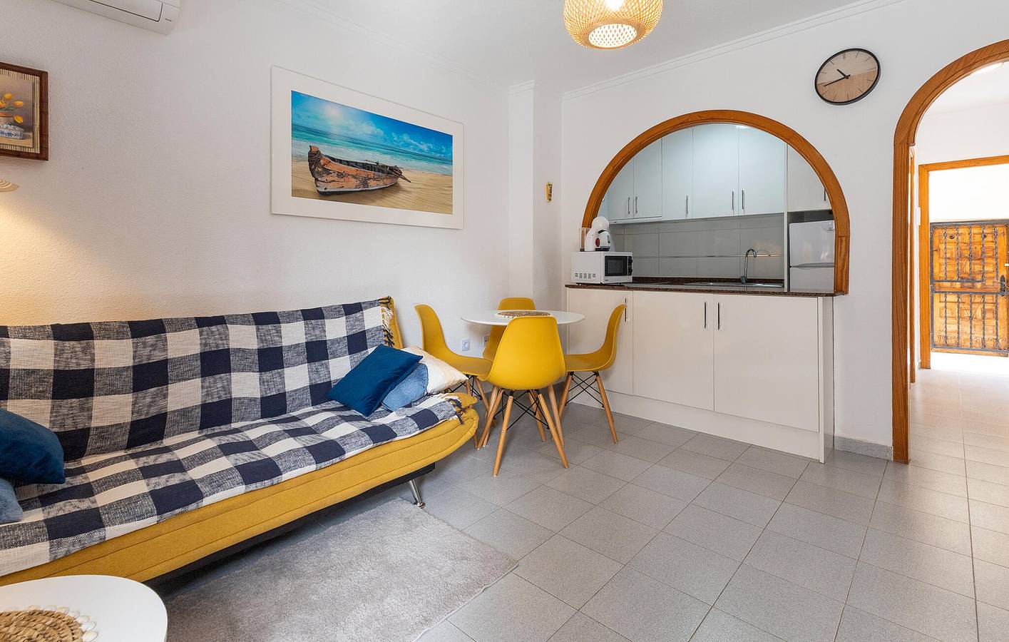Retraite au bord de la piscine : Chic Apt de 65m² avec climatisation, parking et terrasse, à 1,5km de la plage ! in Las Calas, Torrevieja
