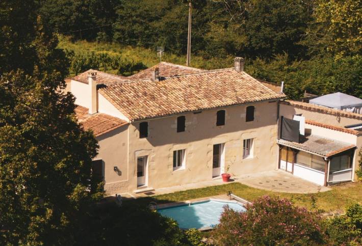 Gîte pour 10 personnes, avec jacuzzi et terrasse ainsi que piscine et jardin à Berson