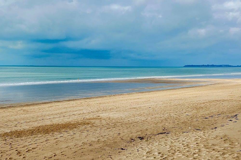 Beautiful family seaside villa 200m from the beach in Jullouville, Côte de la Déroute