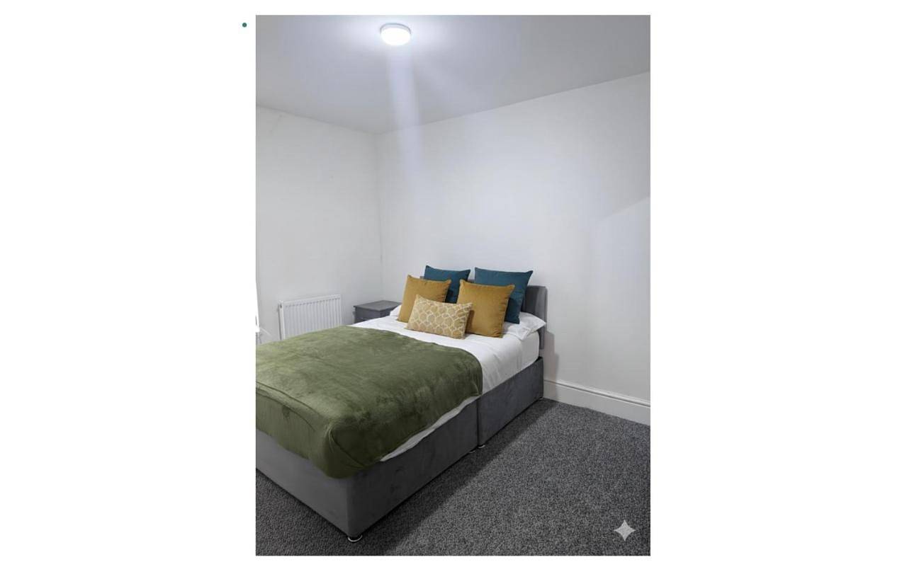 Entire holiday apartment, Double Room with Private Bathroom in Warrington, Cheshire