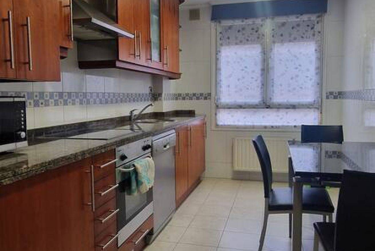 Entire apartment, Spacious apartment with Wi-Fi, dishwasher, and full kitchen in Noreña, Asturias Province