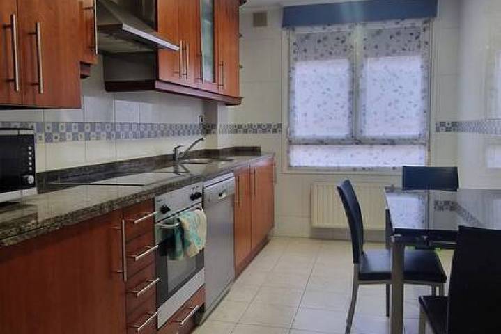 Apartamento entero, Amplio apartamento con Wi-Fi, lavavajillas y cocina completa in Noreña, Provincia de Asturias