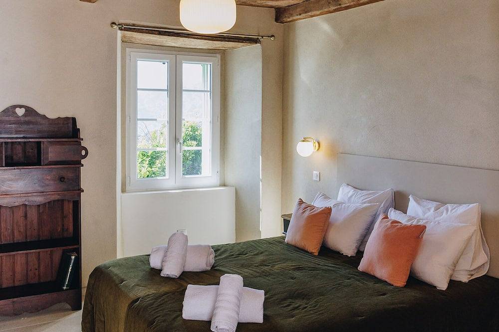 Villa 10 personnes vue mer et montagne, piscine chauffée in Porri, Parc naturel régional de Corse