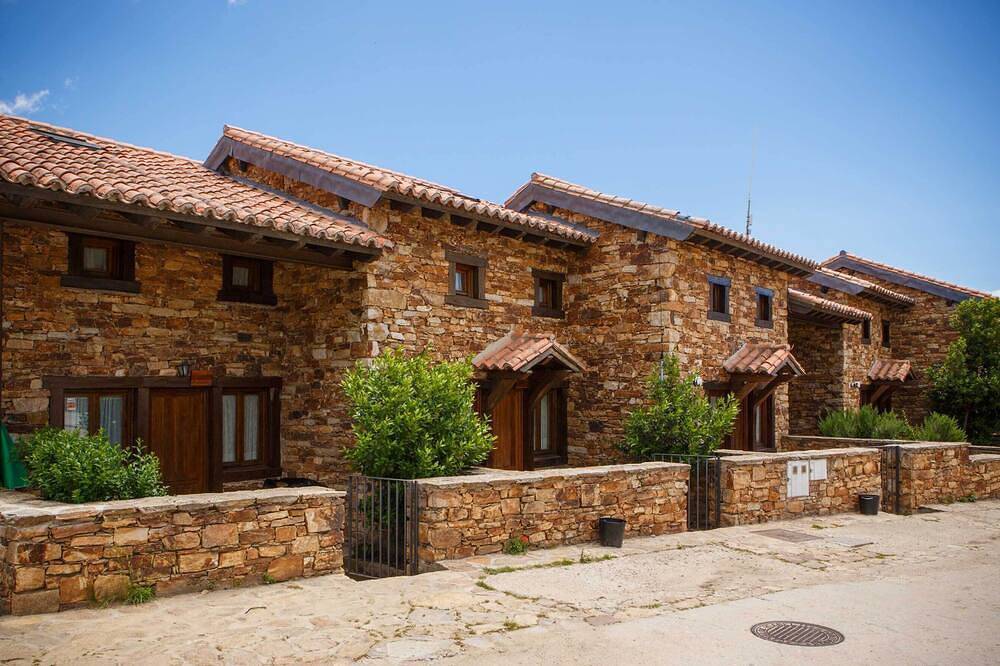 In the house the Corco you can enjoy a terrace with barbecue and front yard in Horcajuelo de la Sierra, Madrid Province