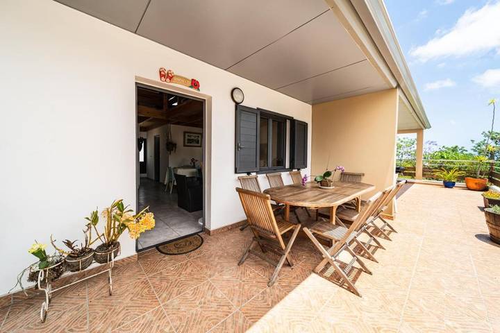 Gîte pour 8 personnes, avec piscine ainsi que terrasse et vue dans Trois Mares - 4