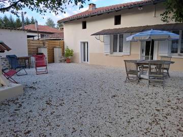 Gîte pour 4 personnes, avec jardin ainsi que vue et terrasse à Rochechouart