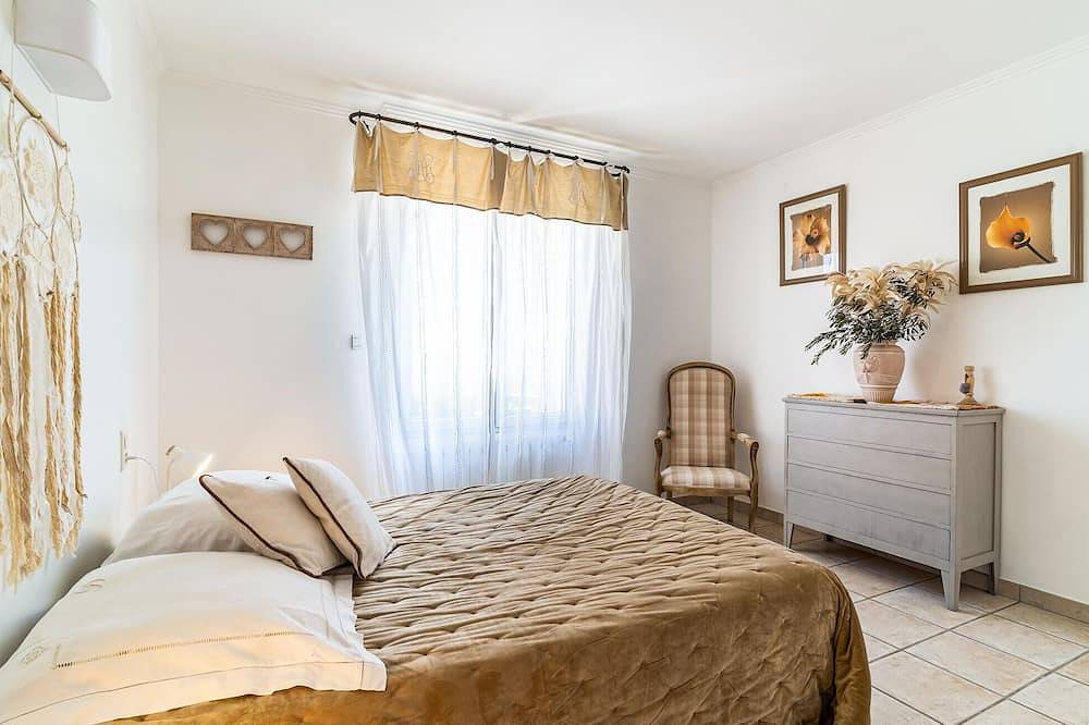 2 bedroom gorgeous home in Noves in Les Paluds de Noves, Noves