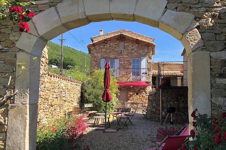 Location de vacances pour 6 personnes, avec piscine ainsi que jardin et terrasse à Ongles