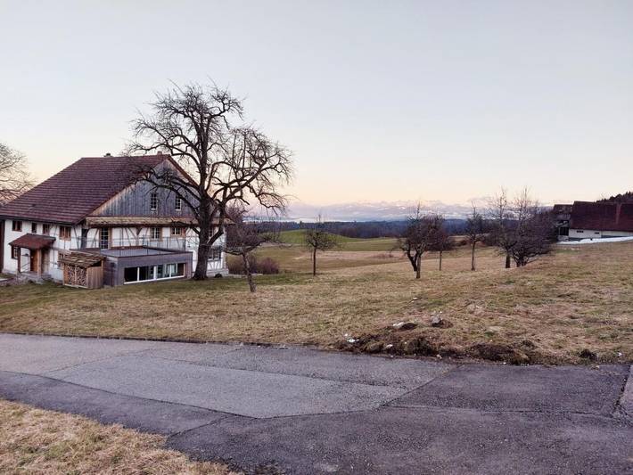 Historisches Riegel-Doppelbauernhaus in Langnau am Albis, Cantón de Zúrich