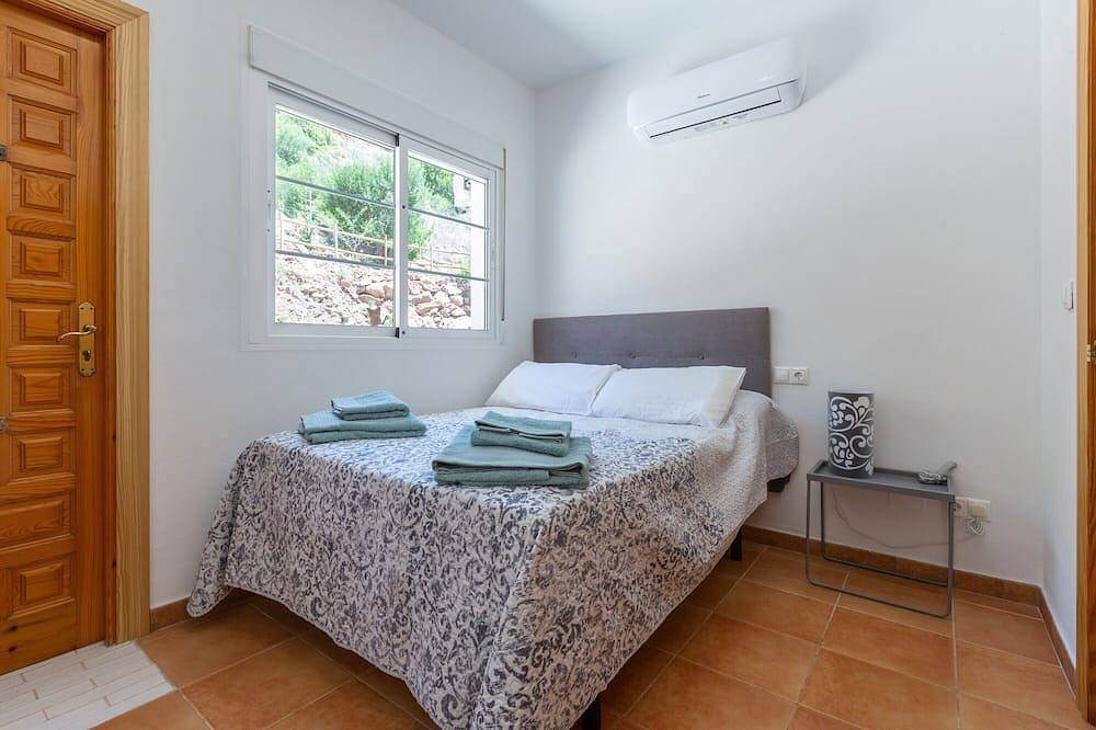 Villa 'Villa Meretseger' con vistas a la montaña, piscina, terrazas y Wi-Fi in Almogía, Provincia de Málaga
